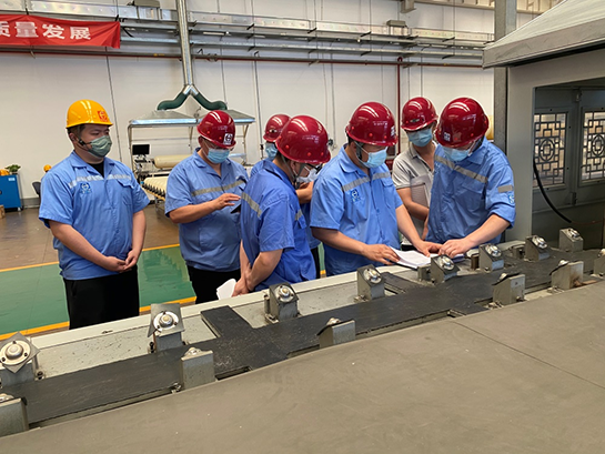天海工業(yè)黨委書記、董事長(zhǎng)李俊杰深入四型瓶車間調(diào)研指導(dǎo)工作 (1).png